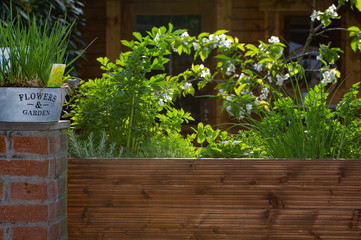 Hochbeet im Garten an der Terrasse