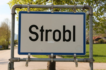 Ortseinfahrtsschild der Gemeinde Strobl am Wolfgangsee im Salzkammergut