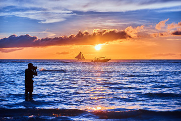 Schöner Sonnenuntergang am weißen Strand von Boracay, Philippinen