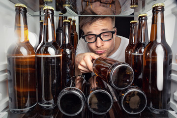 Kühlschrank voller Bierflaschen