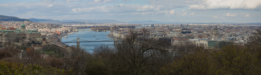 Fototapeta premium Panoramiczny widok Budapest i rzeczny Danube od cytadeli