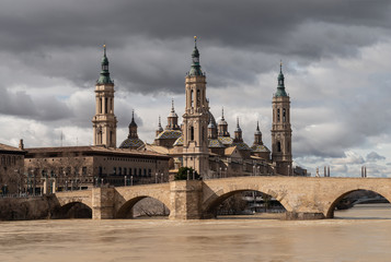 Vista de la Basílica del Pilar y del Puente de Piedra con un dramático cielo. Zaragoza, España