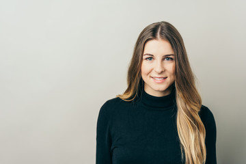Obraz premium Cheerful young woman against plain background