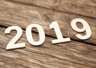 2019 en lettres de bois