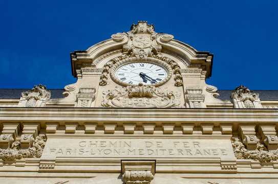 L'horloge de l'ancienne gare des Brotteaux, Lyon, France.