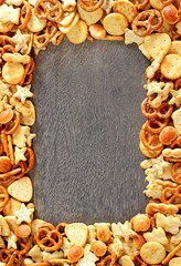 Pannello con salatini per aperitivo