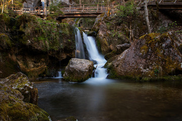Fototapeta na wymiar Wasserfall mit Brücke