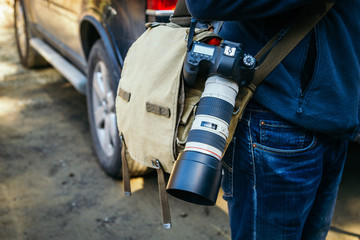 Fototapeta premium Kamera mit Teleobjektiv an einen Wanderer