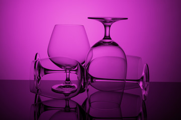 Empty glass glasses on a lilac background.
