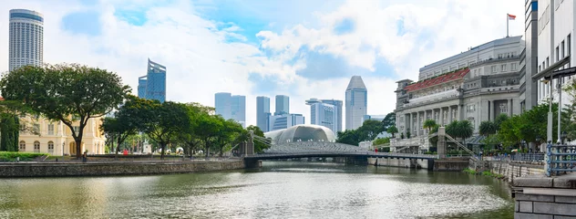 Tuinposter Singapore, panoramic view from river bank to Cavenagh bridge with down-town skyscrapers in background © Oleksii Fadieiev
