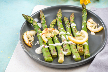 Grilled asparagus with lemon and dip