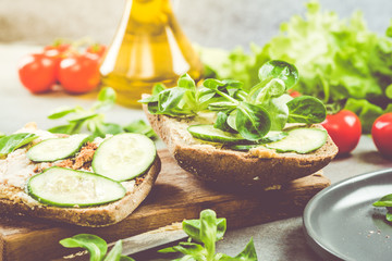 Making healthy brunch sandwich