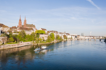 Naklejka premium Basel, Rhein, Rheinufer, Fluss, Grossbasel, Münster, Kirche, Pfalz, Rheinbrücke, Rheinsprung, Altstadt, Altstadthäuser, Frühling, Sommer, Schweiz