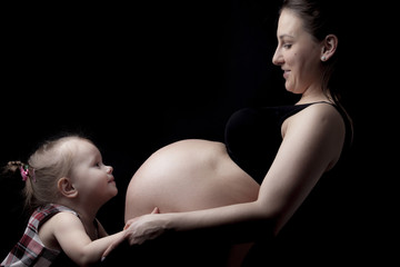Brzuch ciążowy i  starsza siostra - obrazy, fototapety, plakaty