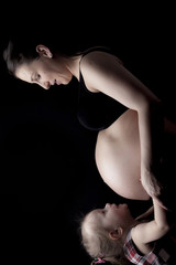 Brzuch ciążowy i  starsza siostra