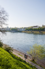 Fototapeta premium Basel, Rhein, Rheinufer, Kleinbasel, Grossbasel, Uferweg, St. Alban, St. Alban-Rheinweg, St. Alban-Tor, Stadt, Altstadt, Altstadthäuser, Frühling, Schweiz