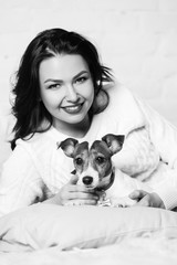 Girl with dog in black and white. Photographie retouchee