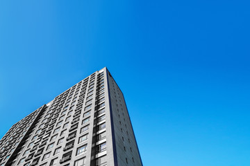 Fototapeta na wymiar new apartment building on a blue sky background