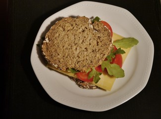 Belegtes Brot mit Salat und Tomaten