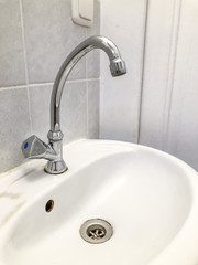 Waschbecken mit Verschmutzungen 