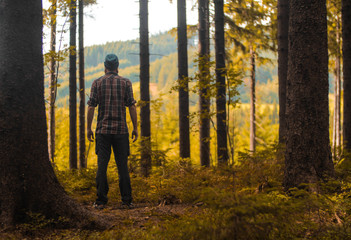 Obraz premium male hiker standing outdoors in a forest