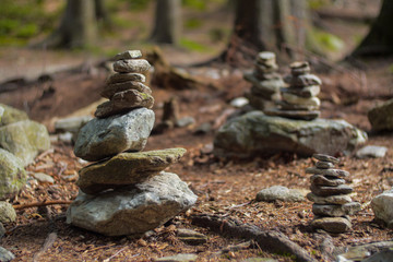 small totems build out of rocks along the hiking trail,