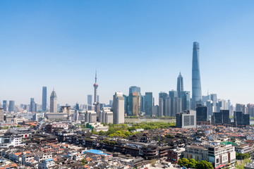 Obraz premium shanghai skyline and yu garden in daytime