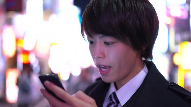 ビジネスマン・スマホ・新宿歌舞伎町・4k