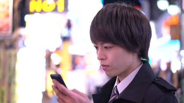 ビジネスマン・スマホ・新宿歌舞伎町・4k