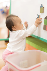 キッズルームで遊ぶ赤ちゃん