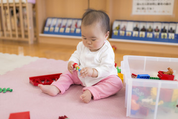 キッズルームで遊ぶ赤ちゃん