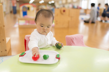 キッズルームで遊ぶ赤ちゃん