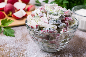 Salad of sliced raw vegetables