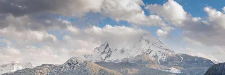 Fototapeta na wymiar Watzmann mit Wolken Panorama - Berg in den Alpen