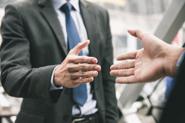 Obraz premium Businessman making handshake with partner