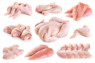 Foto op Plexiglas Verse rauwe kip en kip delen geïsoleerd op een witte achtergrond. Borst, vleugels en benen. © vitals