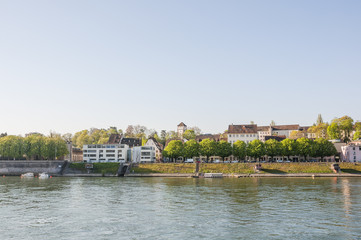 Basel, Rhein, Rheinufer, Grossbasel, Altstadt, St. Alban-Tor, St. Alban-Rheinweg, Altstadthäuser, Uferweg, Fährer, Frühling, Schweiz