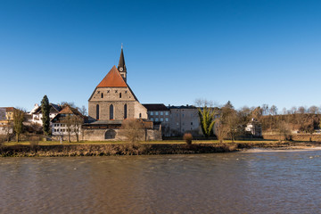 Fototapeta premium Blick von Oberndorf in Österreich nach Laufen mit Kirche in Deutschland