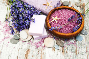 Obraz na płótnie Canvas Spa products and lavender flowers
