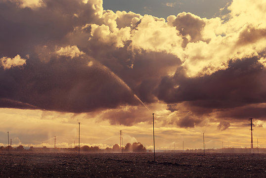 Campo, con riego por aspersi&oacute;n, tormeta, reflejos, 