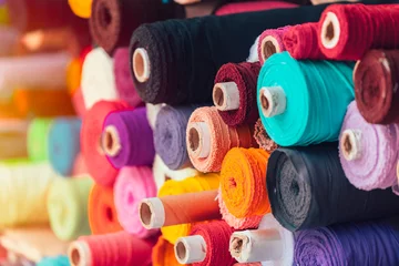 Poster Im Rahmen bunte Stoffseidenrollen in der Textilgeschäftsindustrie aus Indien © Quality Stock Arts