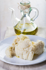 Coliflor cocida, vegetales como el bróculi saludables para la comida aderezada con aceite de oliva virgen extra, sal y vinagre.