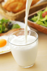 牛乳　朝食イメージ　Pour milk breakfast image