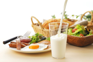 牛乳　朝食イメージ　Pour milk breakfast image