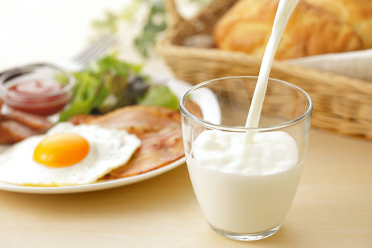 牛乳　朝食イメージ　Pour milk breakfast image