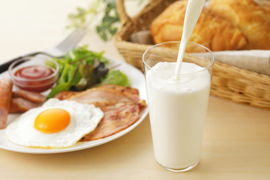 牛乳　朝食イメージ　Pour milk breakfast image