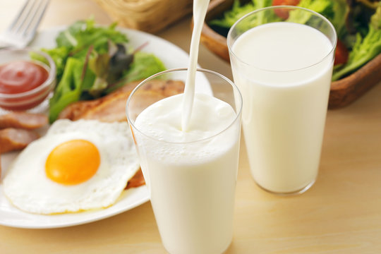 牛乳　朝食イメージ　Pour milk breakfast image