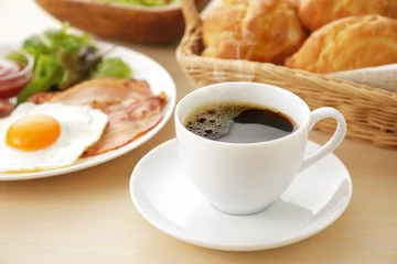 Kissenbezug コーヒー 朝食イメージ　Pour coffee into the cup. Breakfast image © Nishihama
