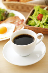 コーヒー 朝食イメージ　Pour coffee into the cup. Breakfast image