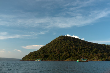 Obraz premium Mpay bay fisherman village, close to Koh rong Samloem island. Lonely small island visible in the distance. 